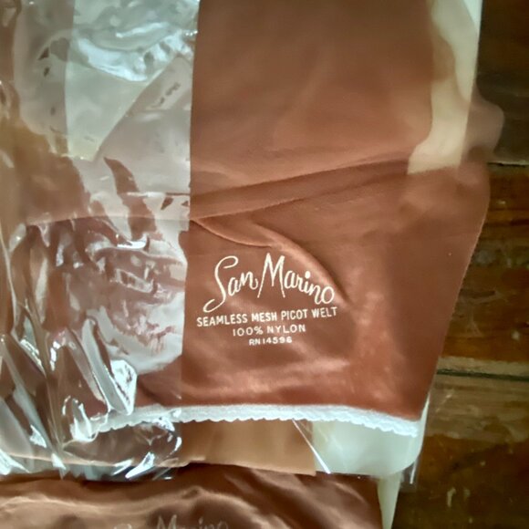 vtg 2 Prs SAN MARINO Seamless Mesh Picot Welt Nylon Stockings Size 10 Sunset NIB - Picture 5 of 6